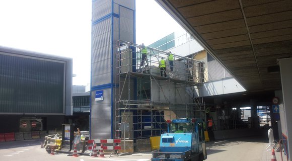 Gate D42 at Amsterdam Airport Schiphol gains temporary RECO PP passenger lift and pedestrian platform