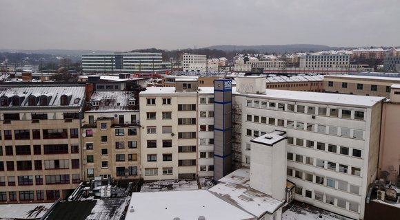 Dialyseklinik barrierefrei zugänglich dank temporärem Außenaufzug in Saarbrücken