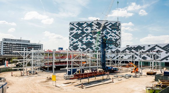 Schiphol Airport installs temporary passenger lift for temporary parking garage (P1 Extension)