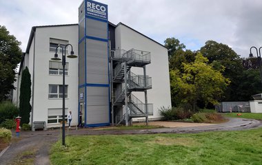 Noodlift geplaatst: tijdelijke buitenlift bij verzorgingsthuis in Erftstadt na liftstoring