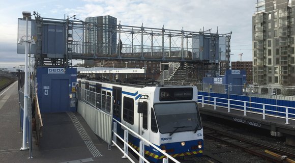 RECO plaatst barrièrevrije voetgangerstraverse metrostation Spaklerweg in Amsterdam