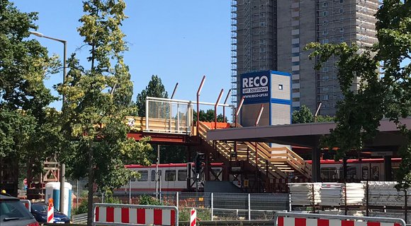 Drempelloze voetgangersbrug U-Bhf Nürnberg Messe gerealiseerd met ondersteuning van RECO