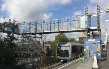 Metrostation Verrijn Stuartweg (Oostlijn) in Diemen uitgerust met drempelloze voetgangerstraverse
