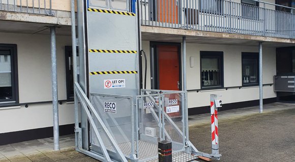Replacement lift during lift maintenance? This is how a housing association in Hoevelaken (NL) solved the situation