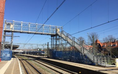RECO plaatst tijdelijke voetgangerstraverse + personenliften op station Maastricht
