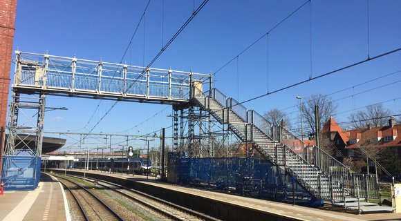 RECO installs a temporary pedestrian bridge + passenger lifts at Maastricht station