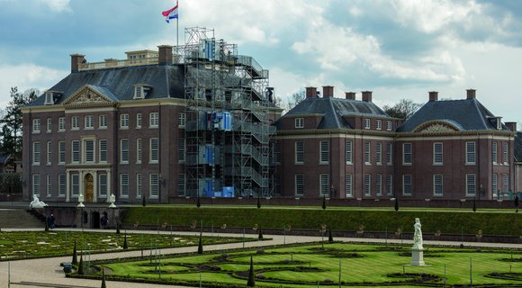 External passenger lift and staircase deployed at Palace Het Loo in Apeldoorn (NL)