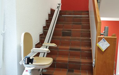 Stairlift rental for Peiner Heimstätte during lift modernisation in a Peine care home by ThyssenKrupp Aufzüge
