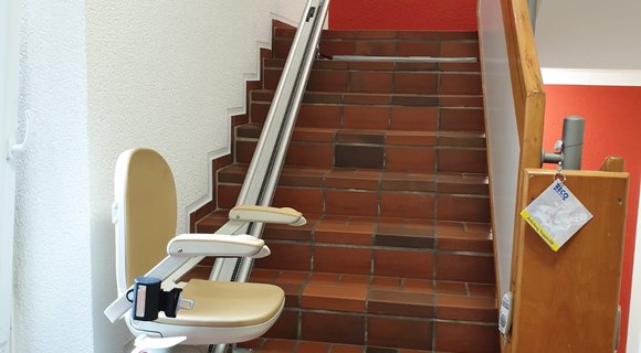 Trapliftenverhuur voor Peiner Heimstätte bij liftmodernisering in een verzorgingstehuis in Peine door ThyssenKrupp Aufzüge