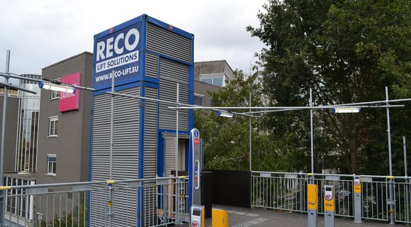 Zweiter temporärer RECO-Personenaufzug Rotterdam Alexander Station in Betrieb