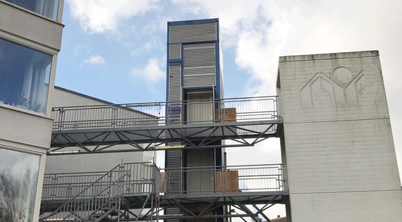 Noodlift in gebruik tijdens renovatiewerkzaamheden in Krommenie