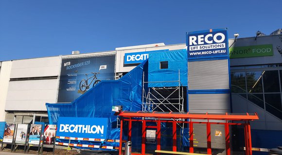 Decathlon-Shop in Chur setzt während des Umbaus temporären RECO-Personenaufzug für seine Kunden ein