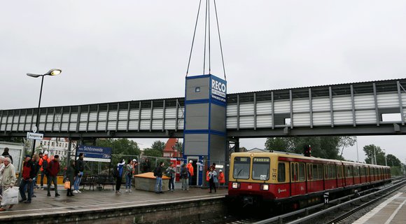 RECO Lift Solutions houdt een tijdelijke voetgangersbrug toegankelijk voor Deutsche Bahn in Berlijn