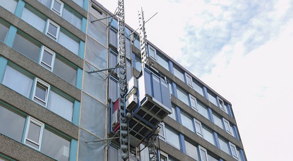 RECO Aufzug Vermietung setzt den temporären Aufzug für die Renovierung eines Wohnhauses in Utrecht effizient ein