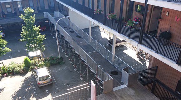 Temporary walkway connects two apartments in Nootdorp