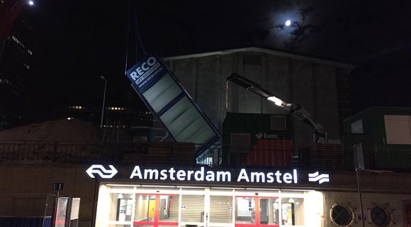Bahnhof Amsterdam Amstel mit temporärem Personenaufzug RECO PP ausgestattet