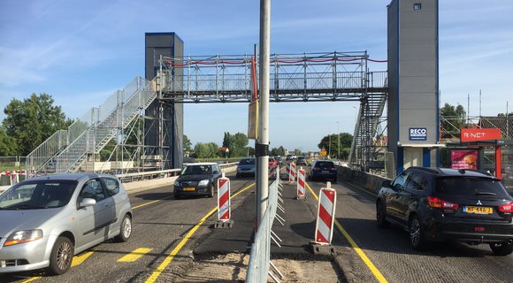 N235 bus stop in Ilpendam provided with 100% barrier-free temporary footbridge