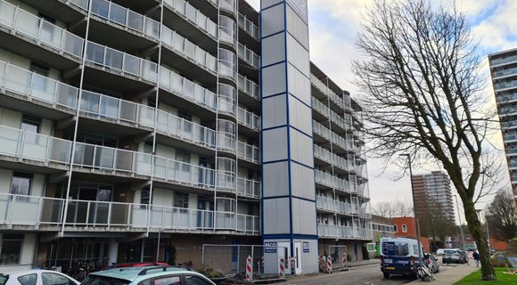 RECO Aufzug Vermietung installiert Notaufzug nach Aufzugsschachtbrand in Rotterdam Ommoord innerhalb von 24 Stunden