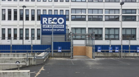 Krankenhaus Erasmus MC in Rotterdam macht Parkplatz mit temporärem RECO-Personenaufzug barrierefrei zugänglich