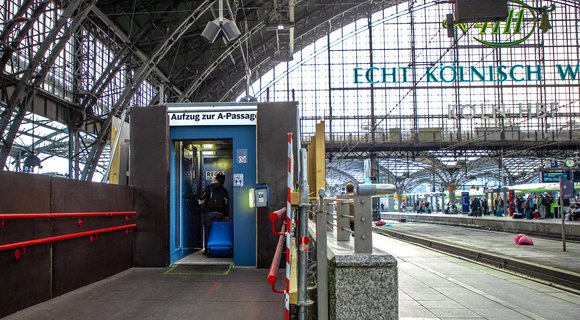 RECO unterstützt Deutsche Bahn mit GEDA Personen-Lastenaufzug in Halle des Kölner Hauptbahnhofs