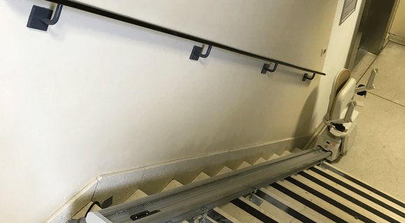AZ Nikolaas ziekenhuis huurt trapliften voor vestiging in Hamme